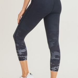 Camo Tip Ombre Mono B Capri Leggings